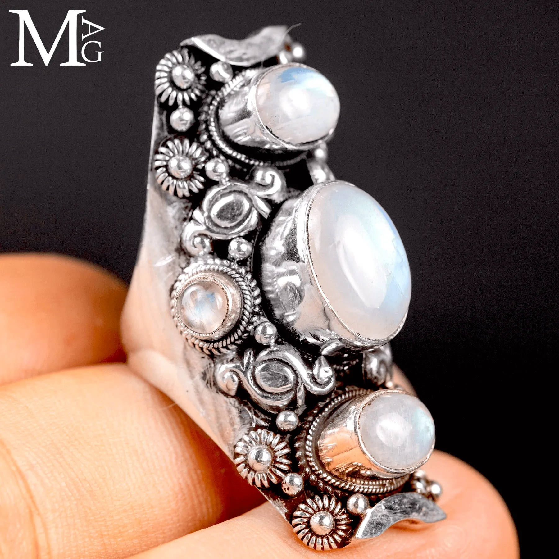 Anello in Argento con Pietra di Luna Arcobaleno.