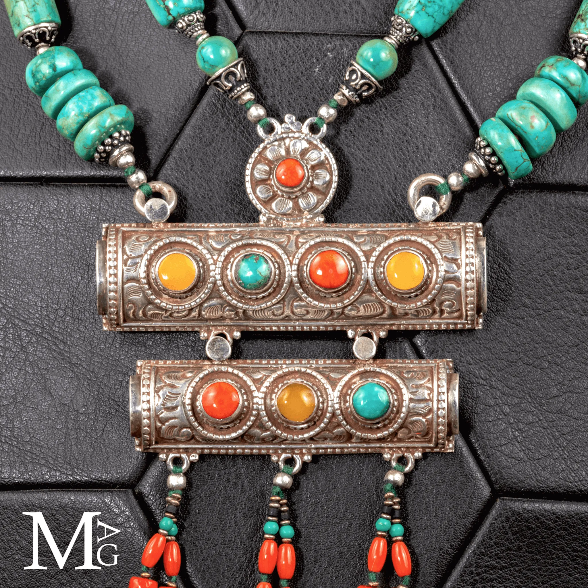 Collana Rituale Himalayana in Argento Cesellato, Turchese, Corallo e Ambra.