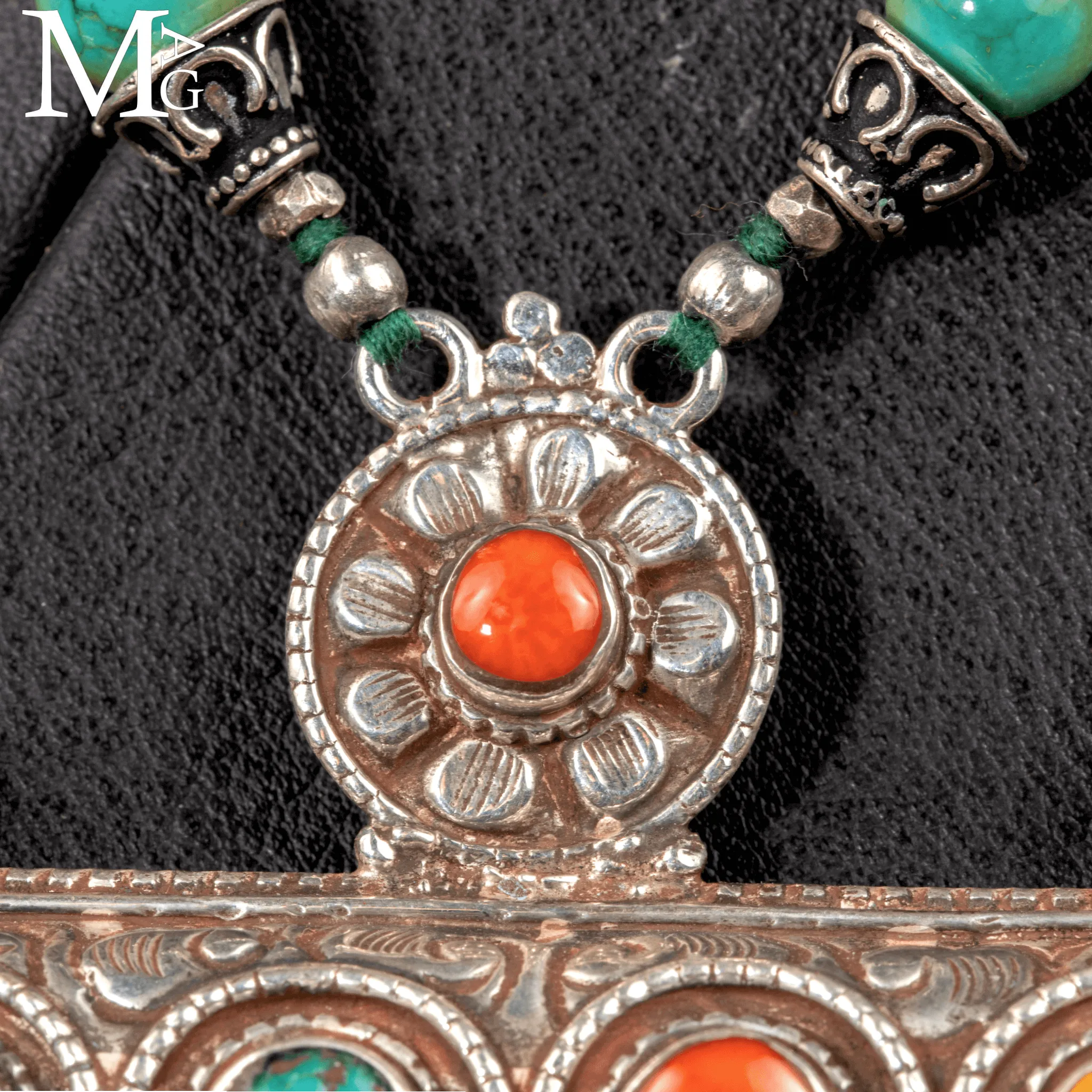 Collana Rituale Himalayana in Argento Cesellato, Turchese, Corallo e Ambra.