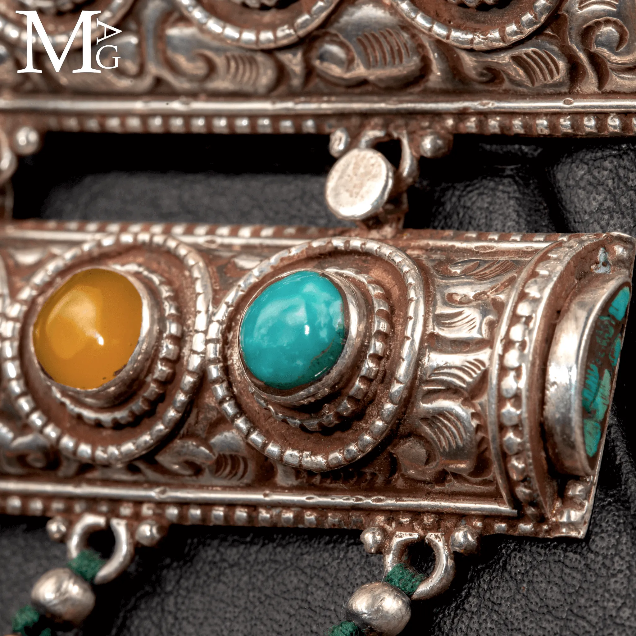 Collana Rituale Himalayana in Argento Cesellato, Turchese, Corallo e Ambra.