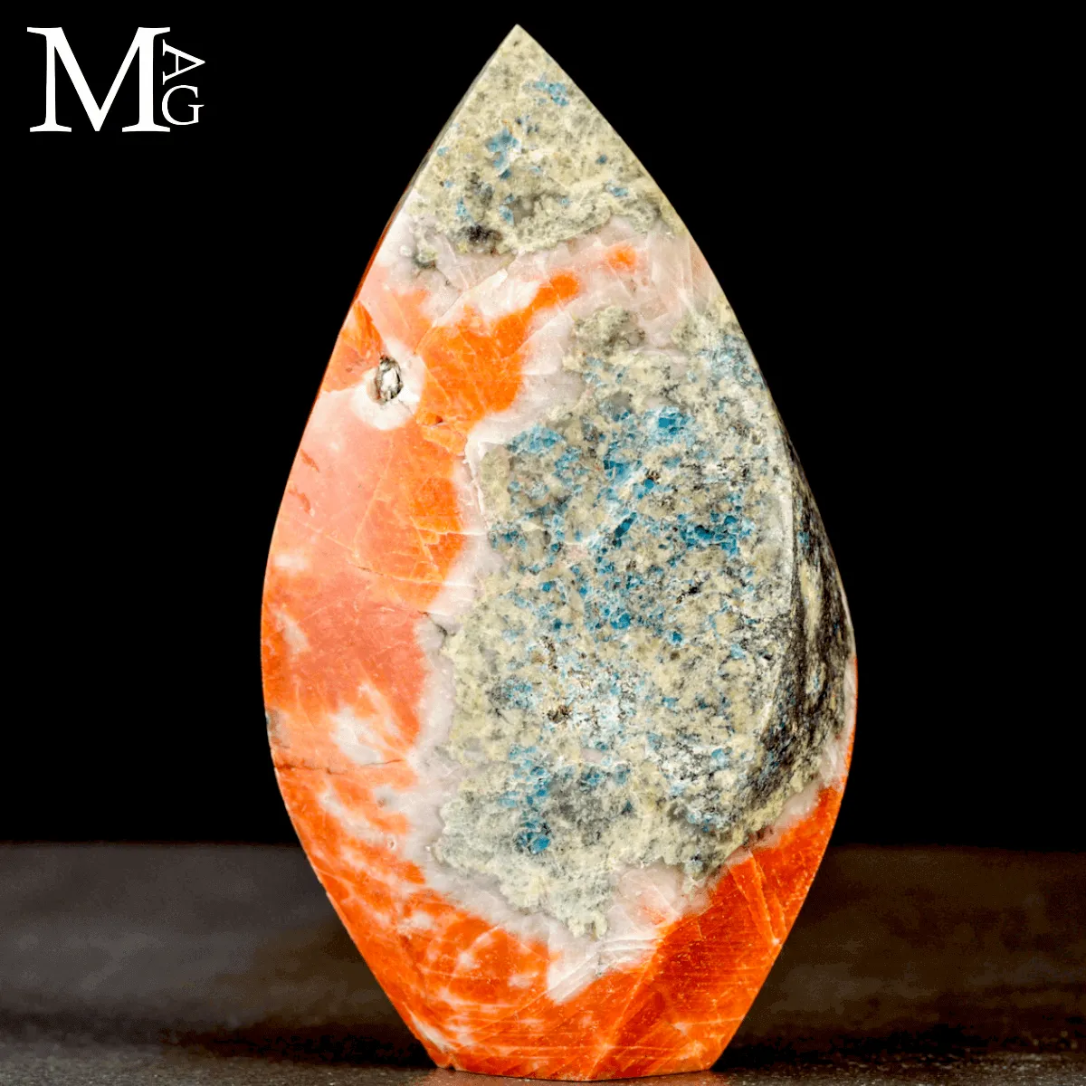 Fiamma in Calcite Arancione con Apatite Blu in Matrice – Messico