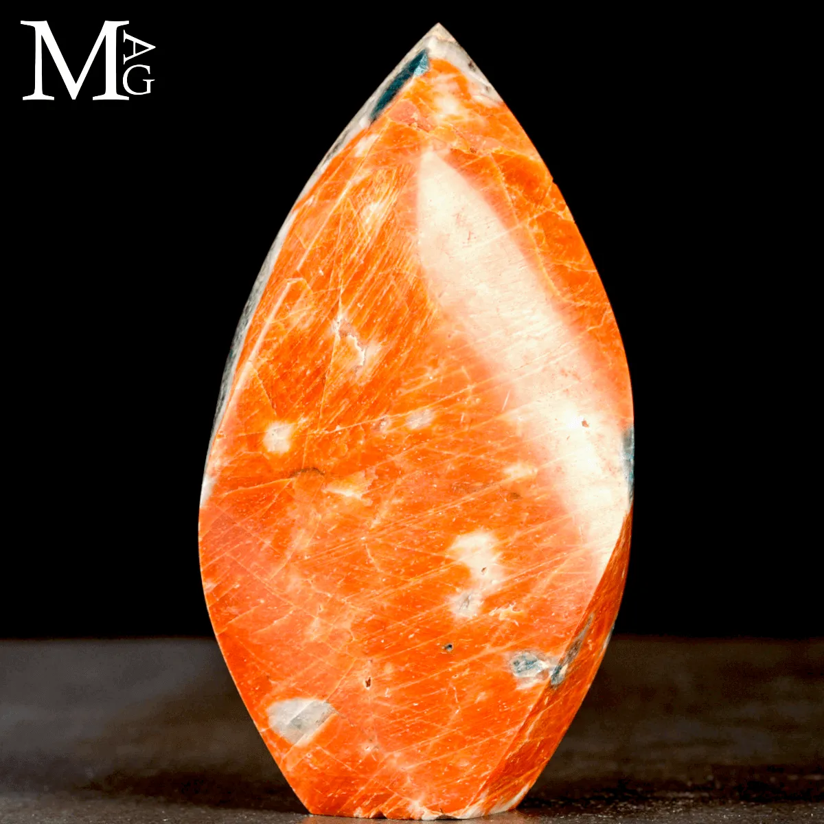 Fiamma in Calcite Arancione con Apatite Blu in Matrice – Messico