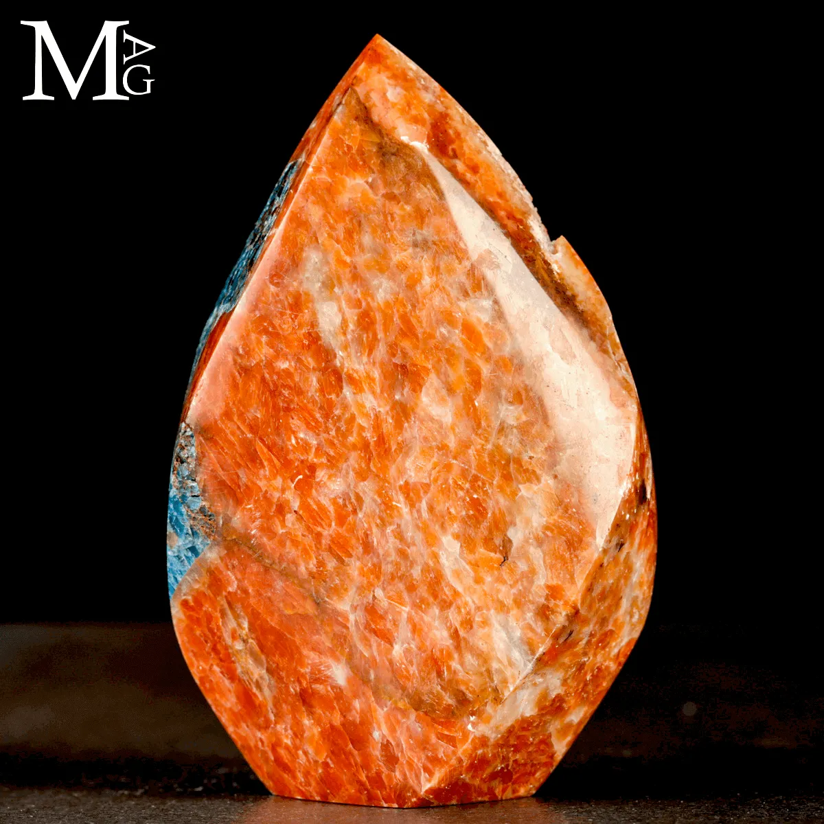 Fiamma in Calcite Arancione con Apatite Blu e Cavità Geodiche.