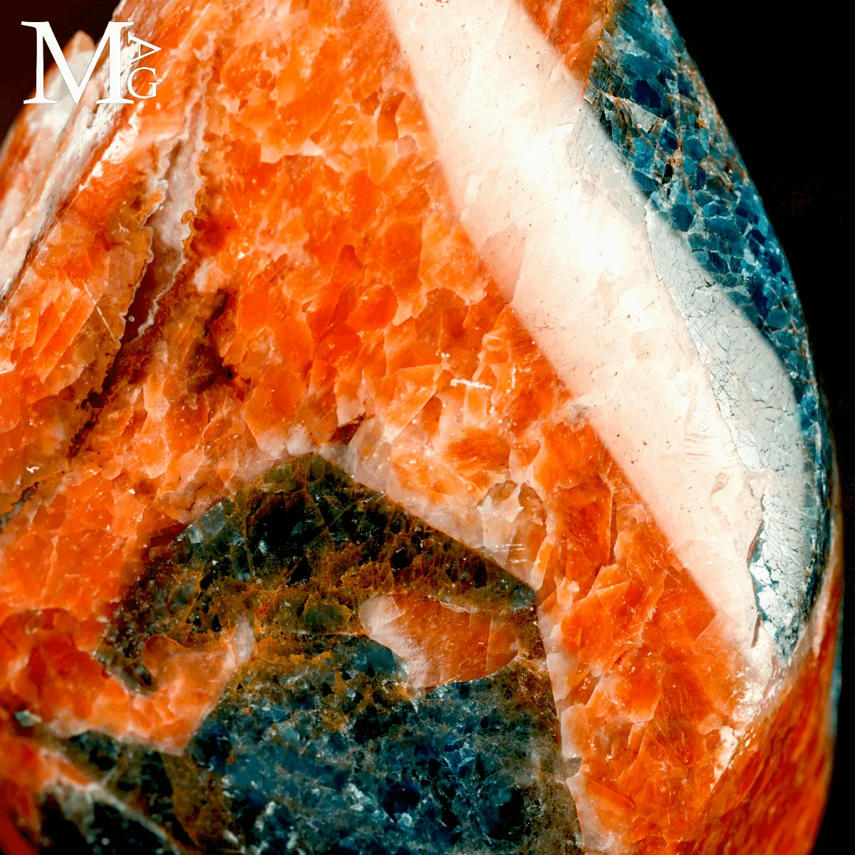 Fiamma in Calcite Arancione con Apatite Blu e Cavità Geodiche.