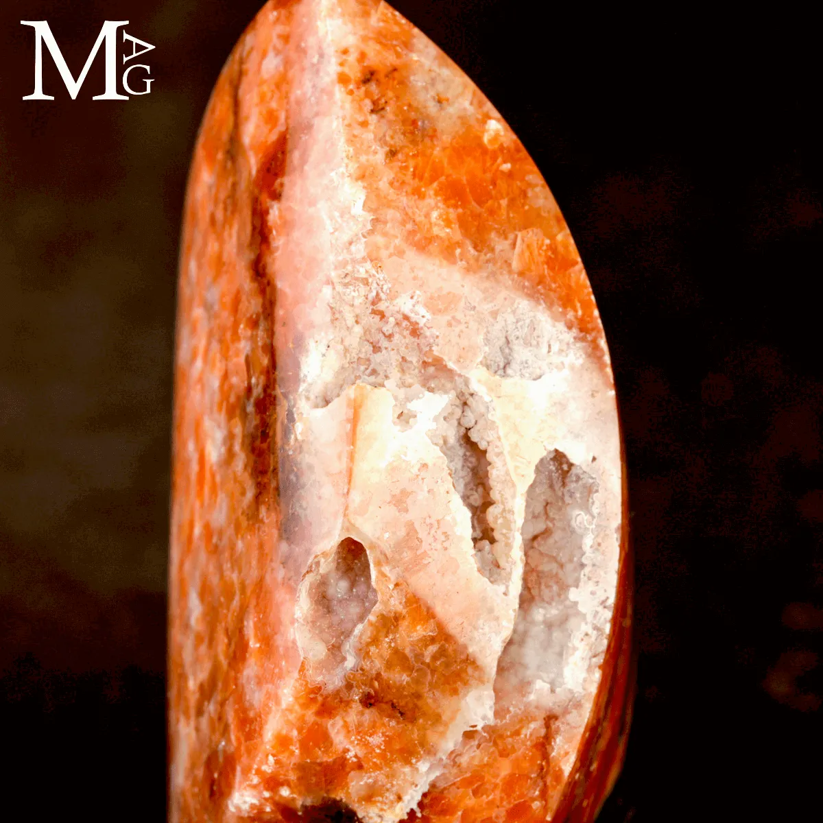 Fiamma in Calcite Arancione con Apatite Blu e Cavità Geodiche.