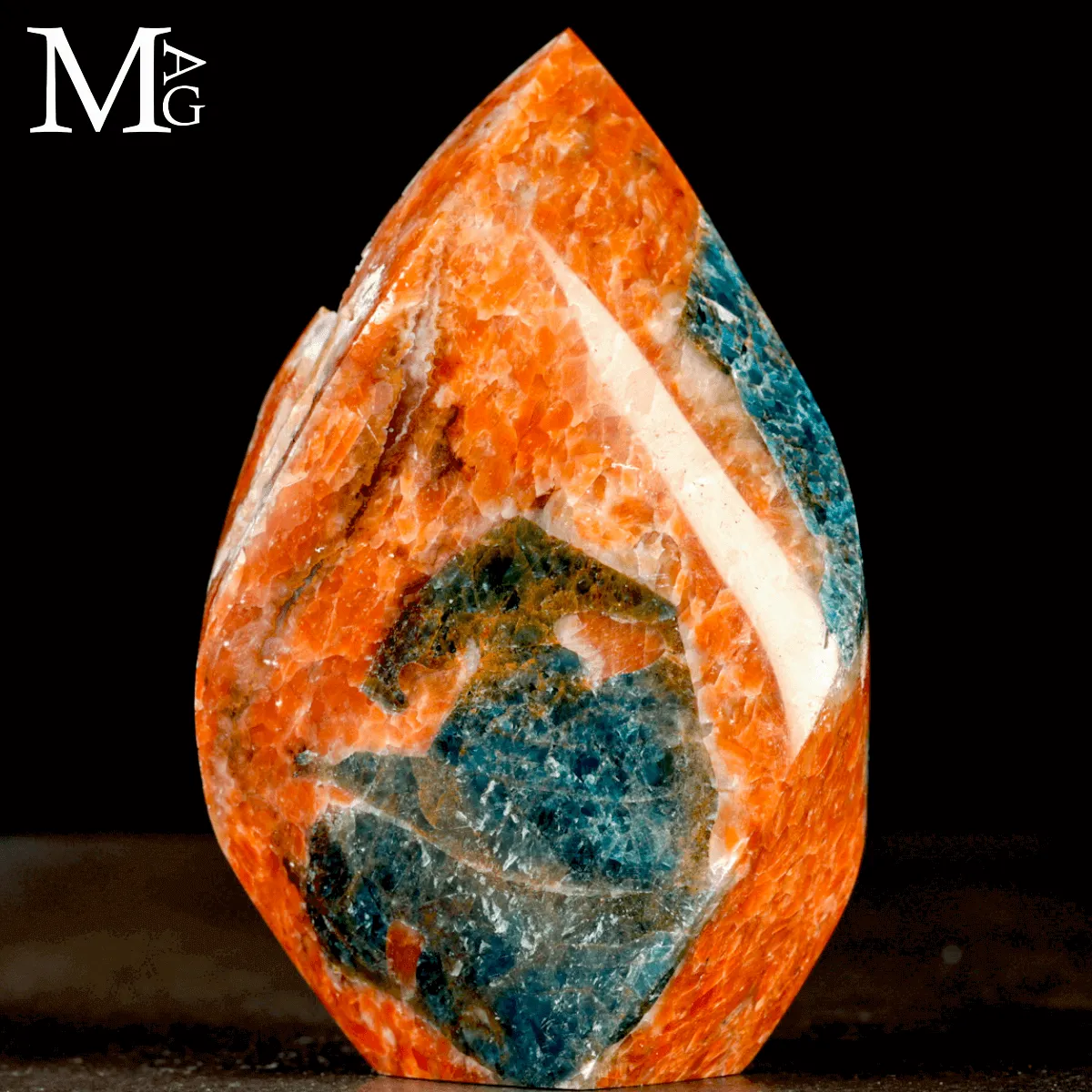 Fiamma in Calcite Arancione con Apatite Blu e Cavità Geodiche.