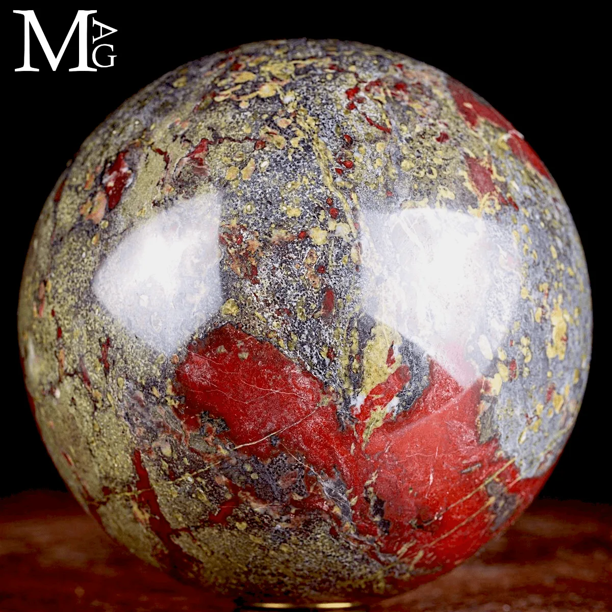 Sfera in Dragon Blood Jasper – Epidoto e Piemontite.